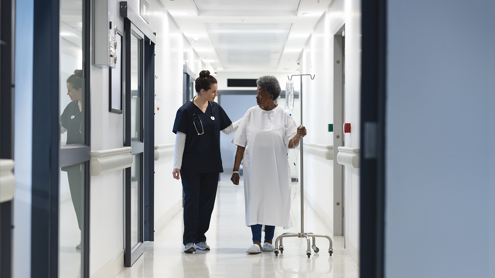 img Infirmier dans un couloir
